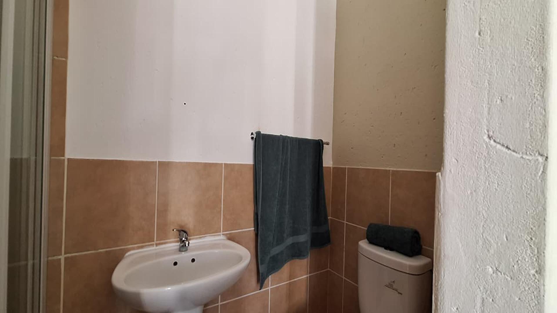 Main Bathroom - 3 square meters of property in Comet