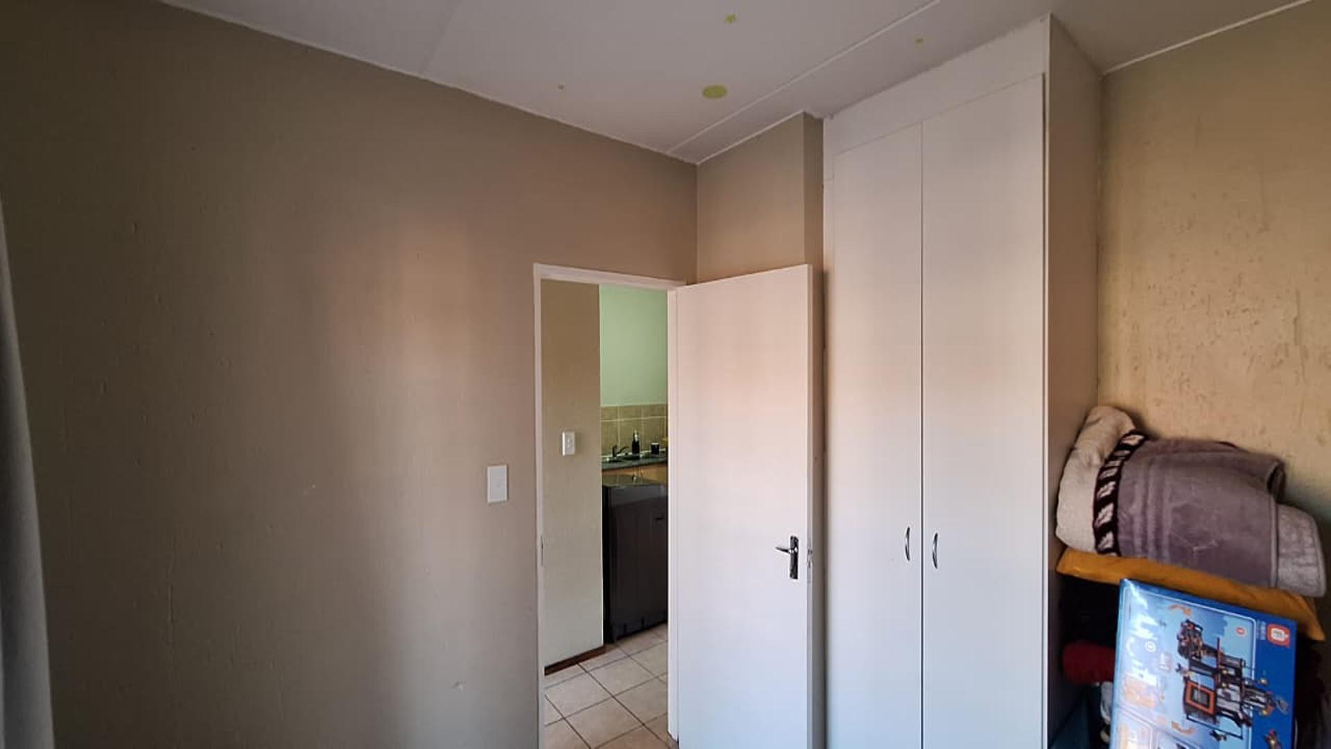 Bed Room 1 - 10 square meters of property in Comet