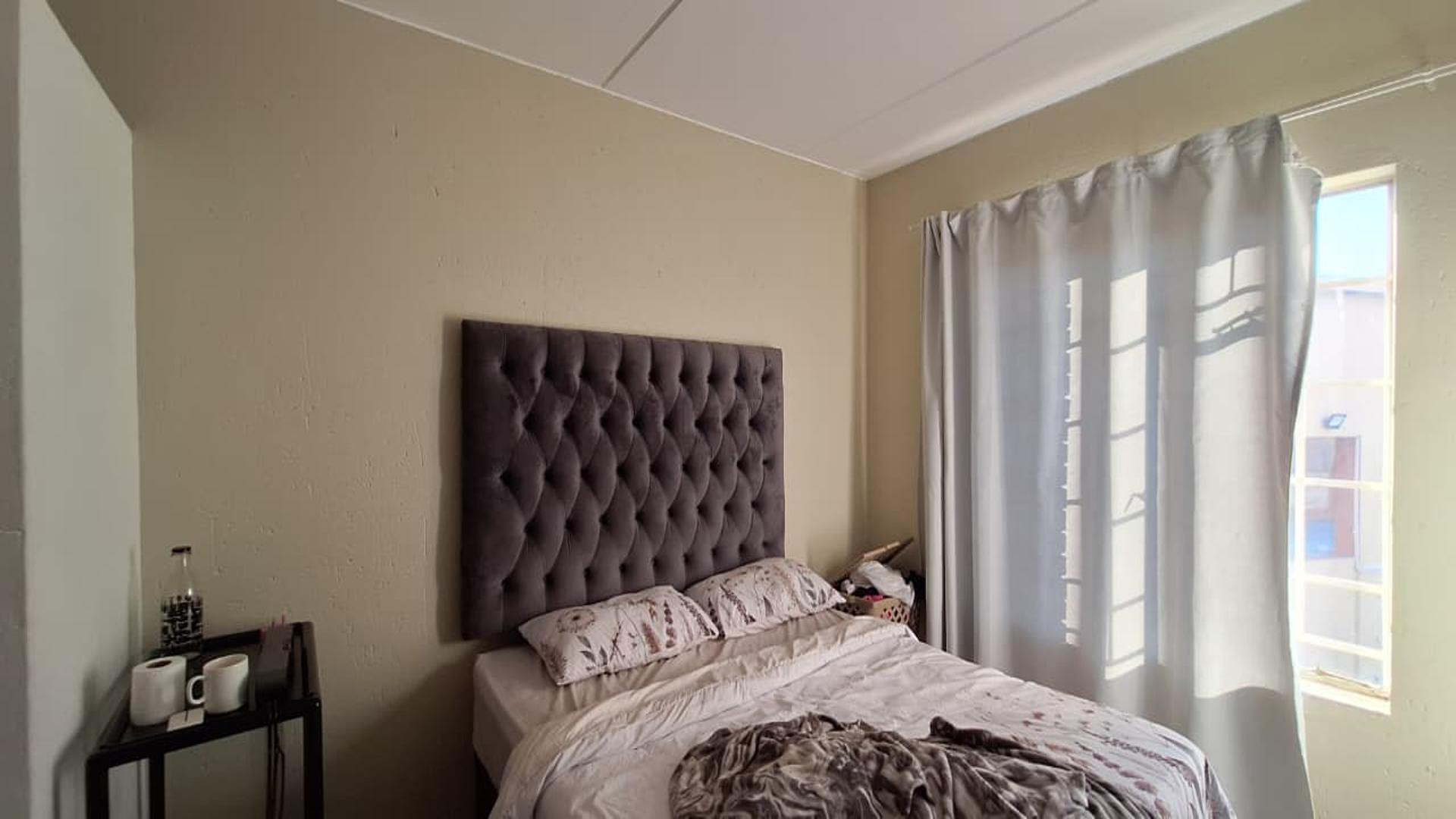 Main Bedroom - 12 square meters of property in Comet