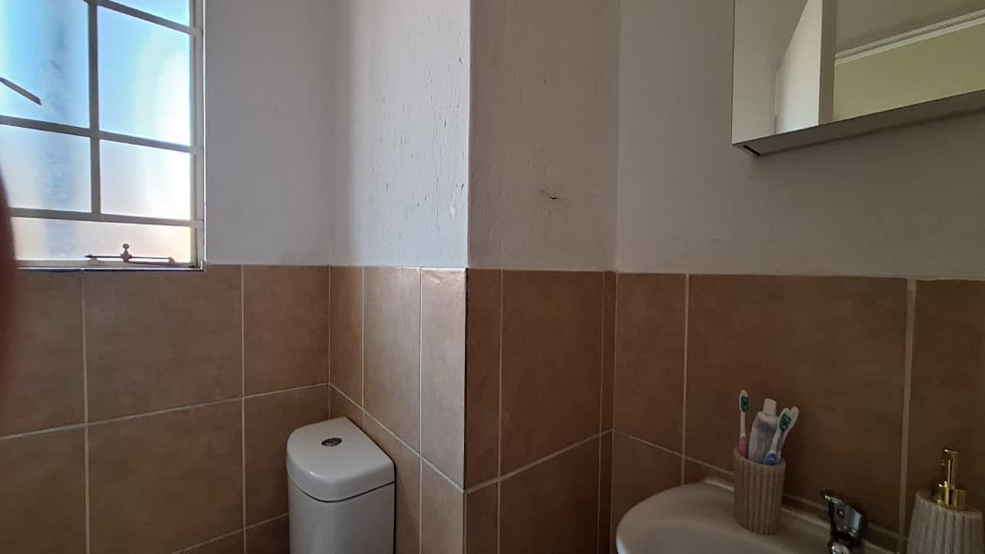 Bathroom 1 - 5 square meters of property in Comet