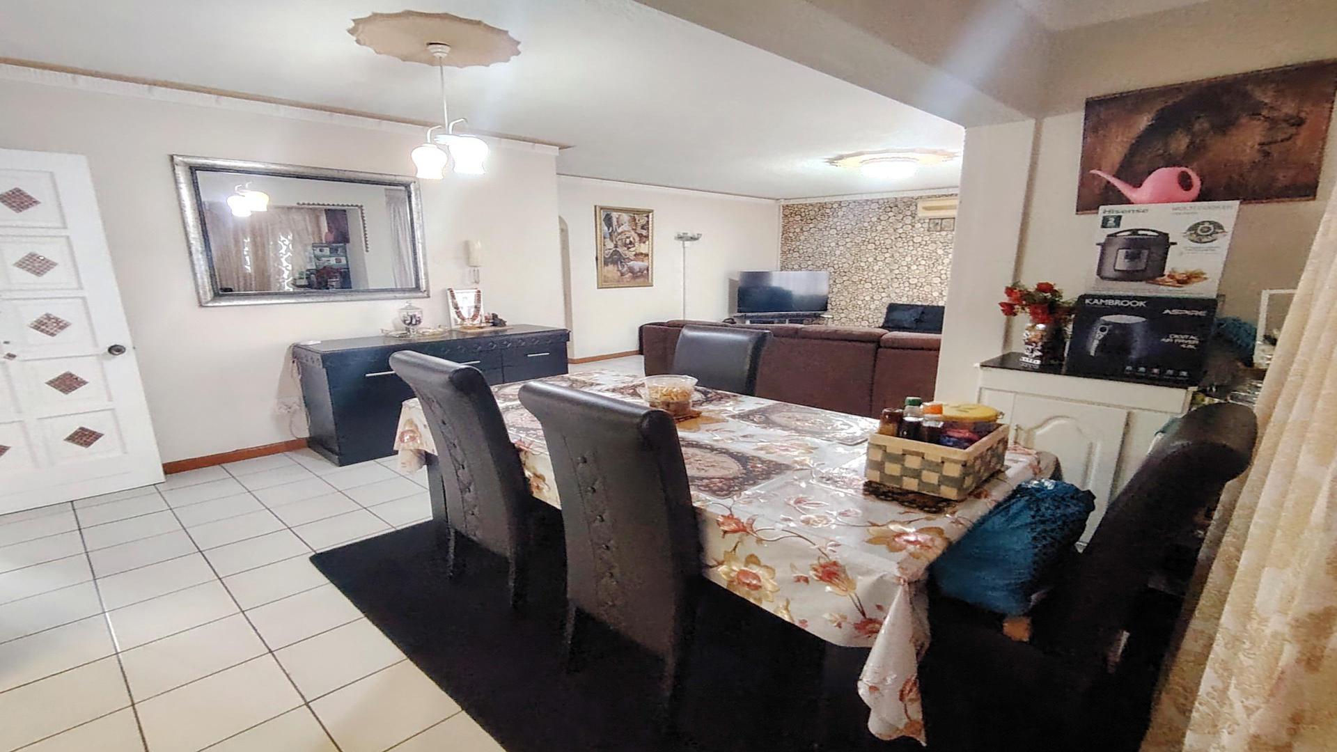 Dining Room of property in Uvongo