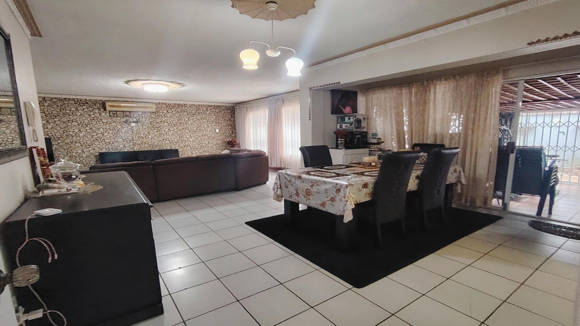 Dining Room of property in Uvongo
