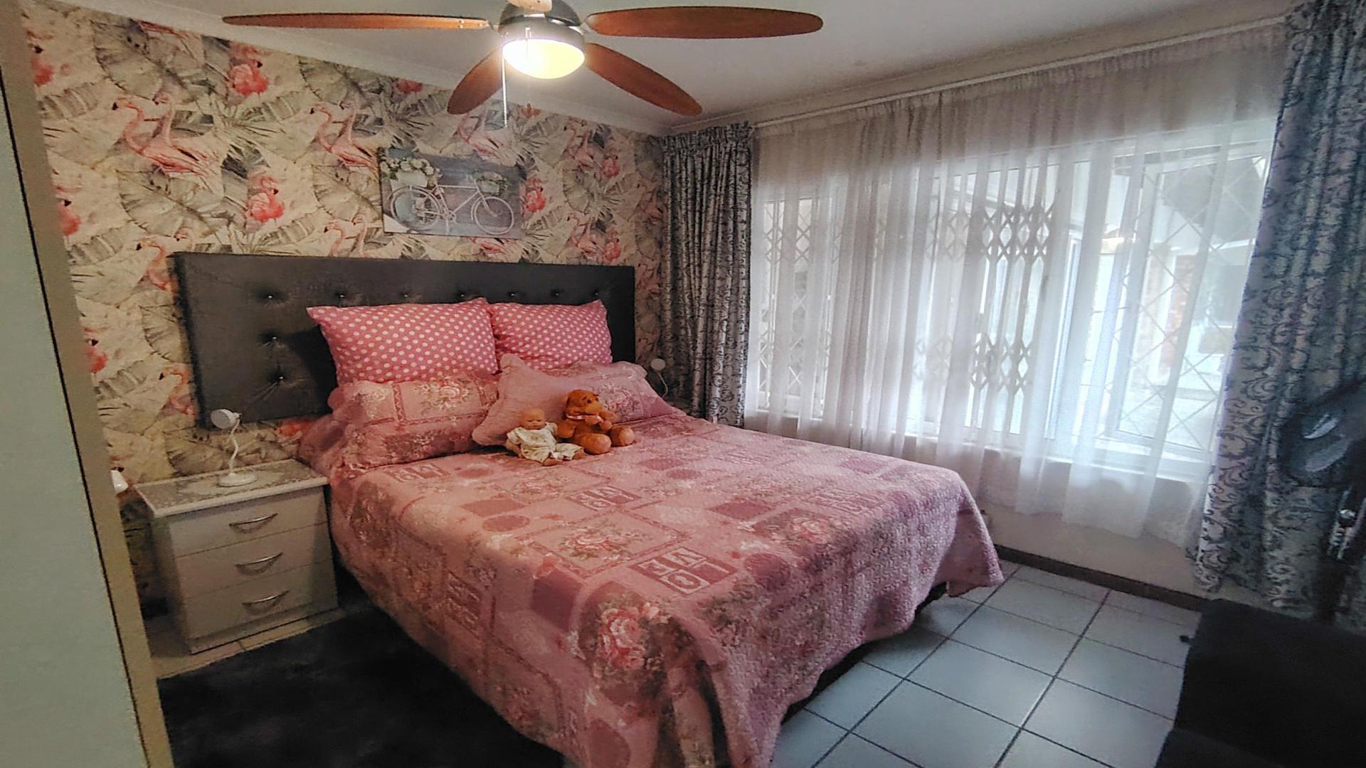 Bed Room 1 of property in Uvongo