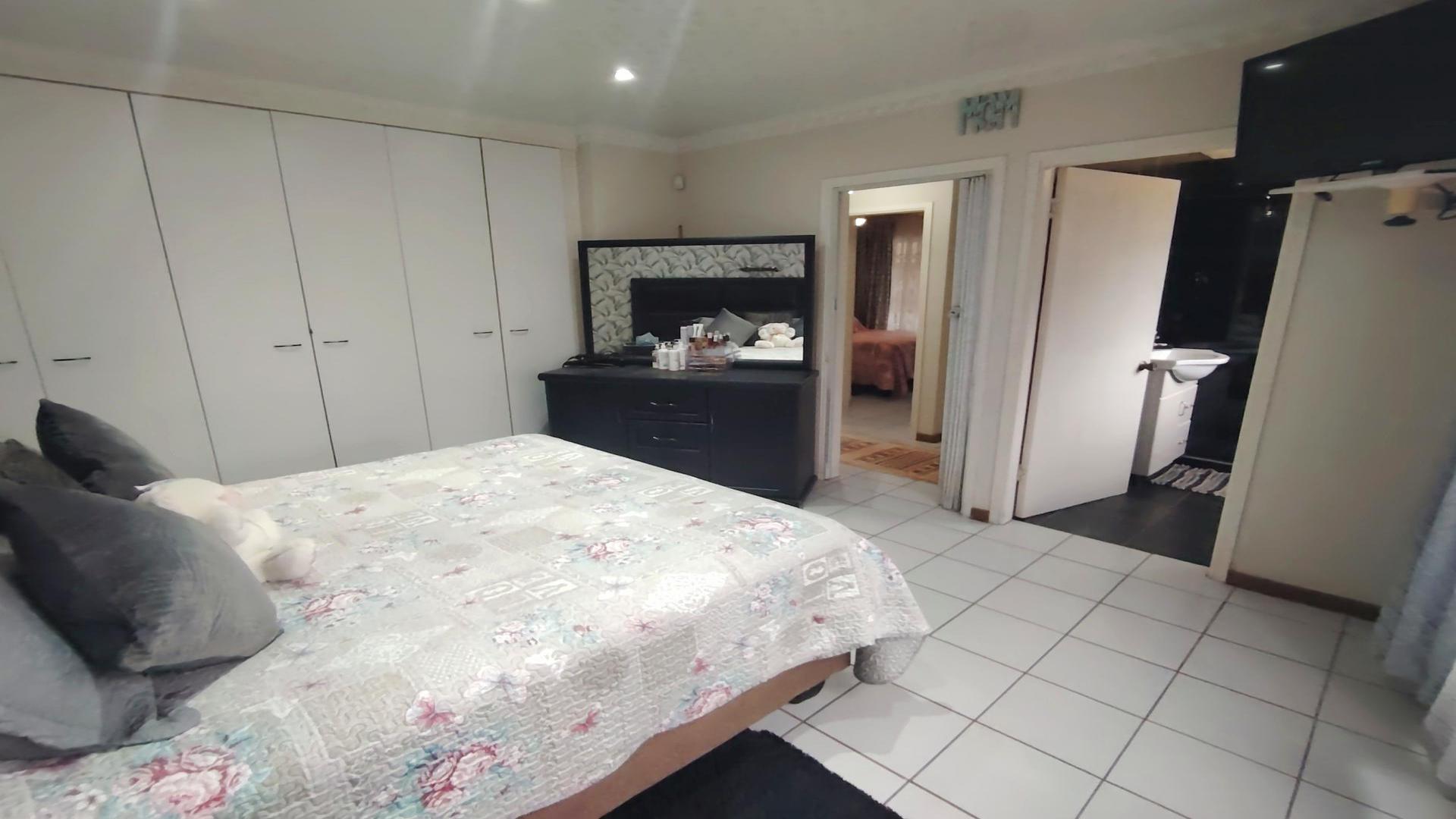 Bed Room 2 of property in Uvongo