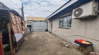 Garage of property in Woodview
