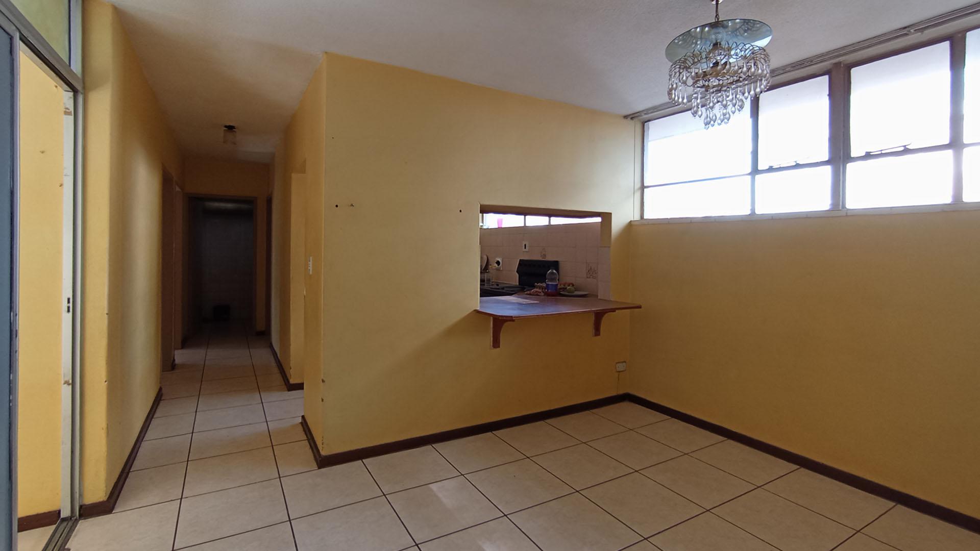Lounges - 10 square meters of property in Sunnyside