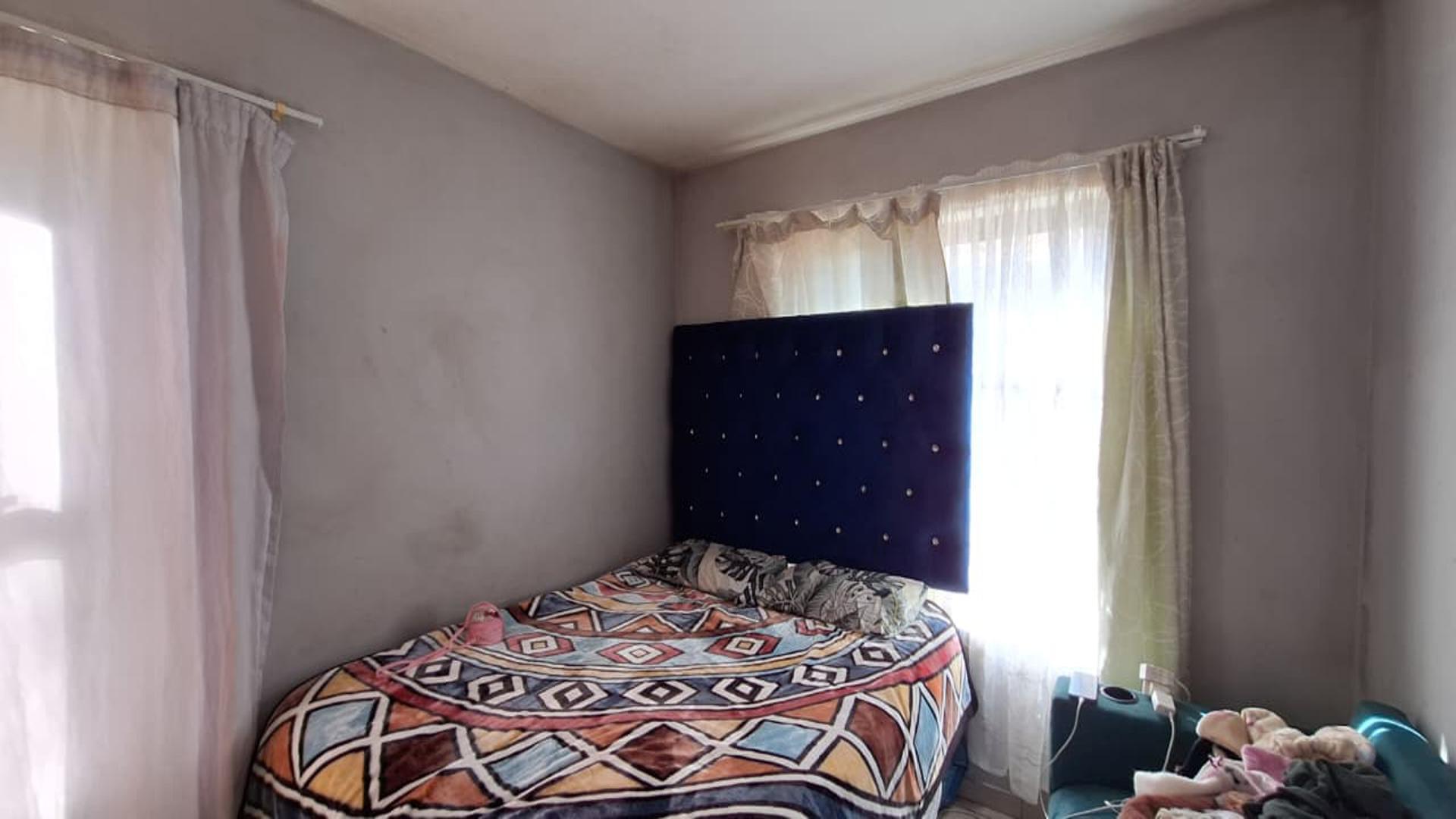 Bed Room 1 - 11 square meters of property in The Stewards