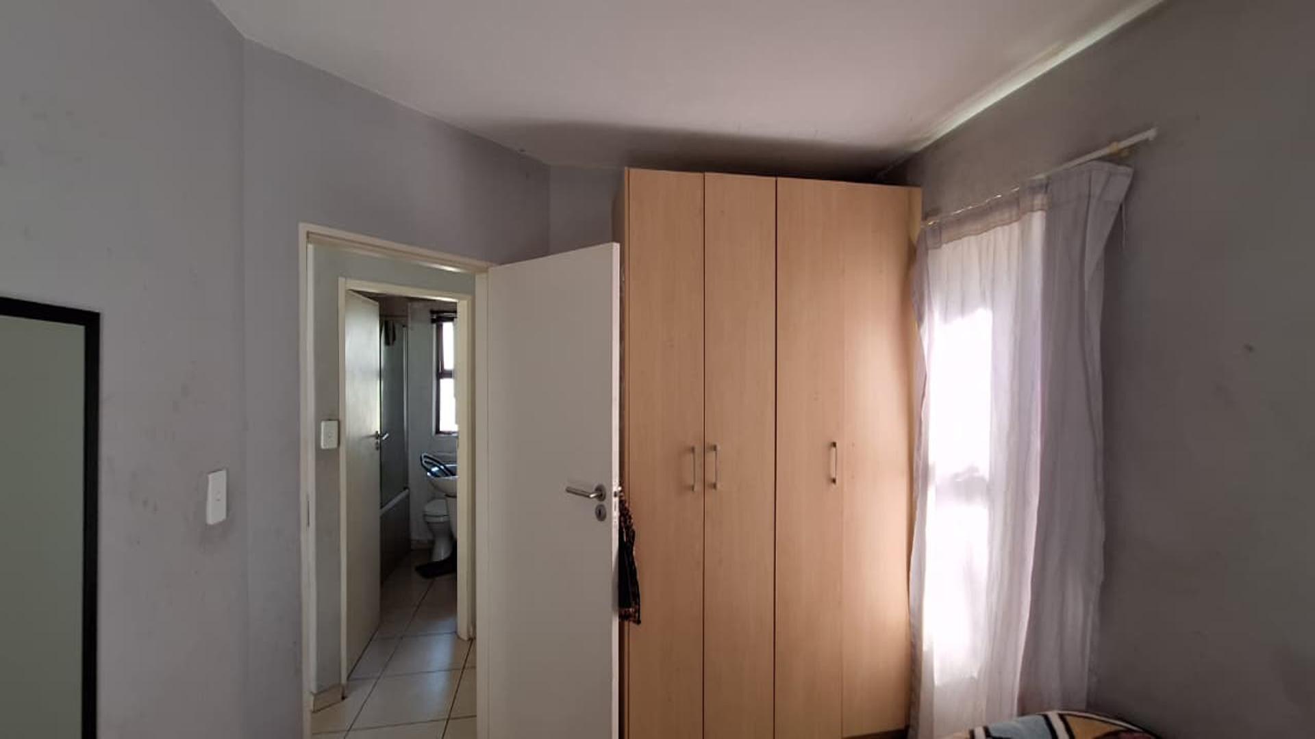 Bed Room 1 - 11 square meters of property in The Stewards