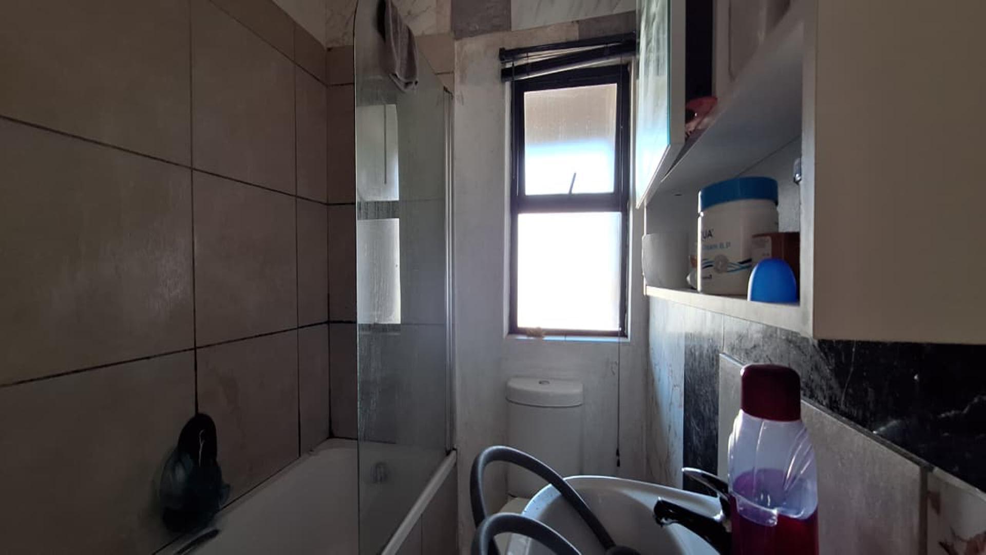 Bathroom 1 - 5 square meters of property in The Stewards