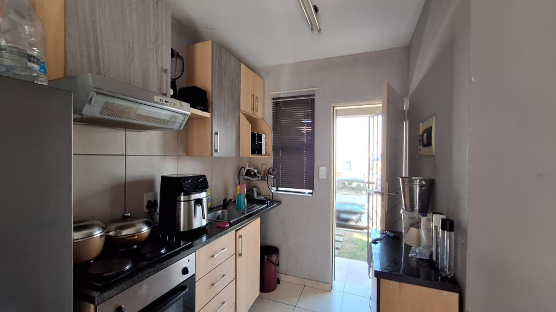 Kitchen - 10 square meters of property in The Stewards