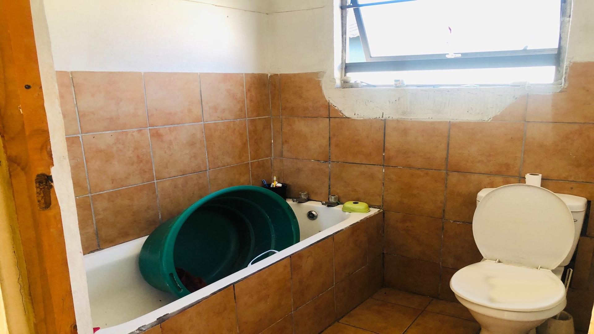 Bathroom 1 of property in Motherwell