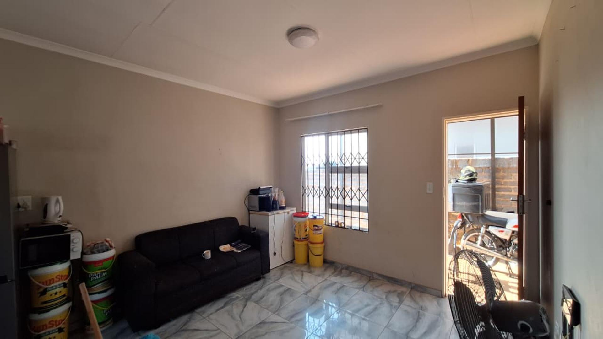 Lounges - 21 square meters of property in Lehae