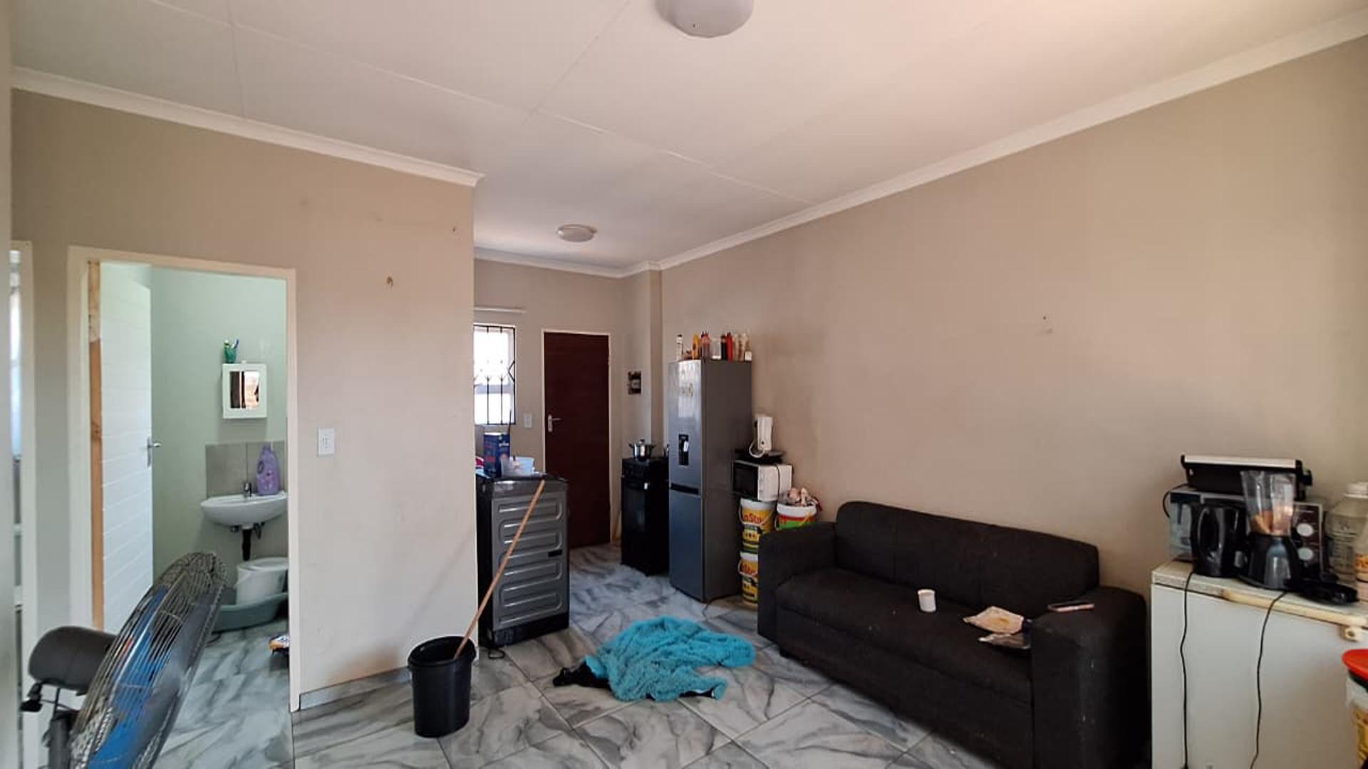 Lounges - 21 square meters of property in Lehae