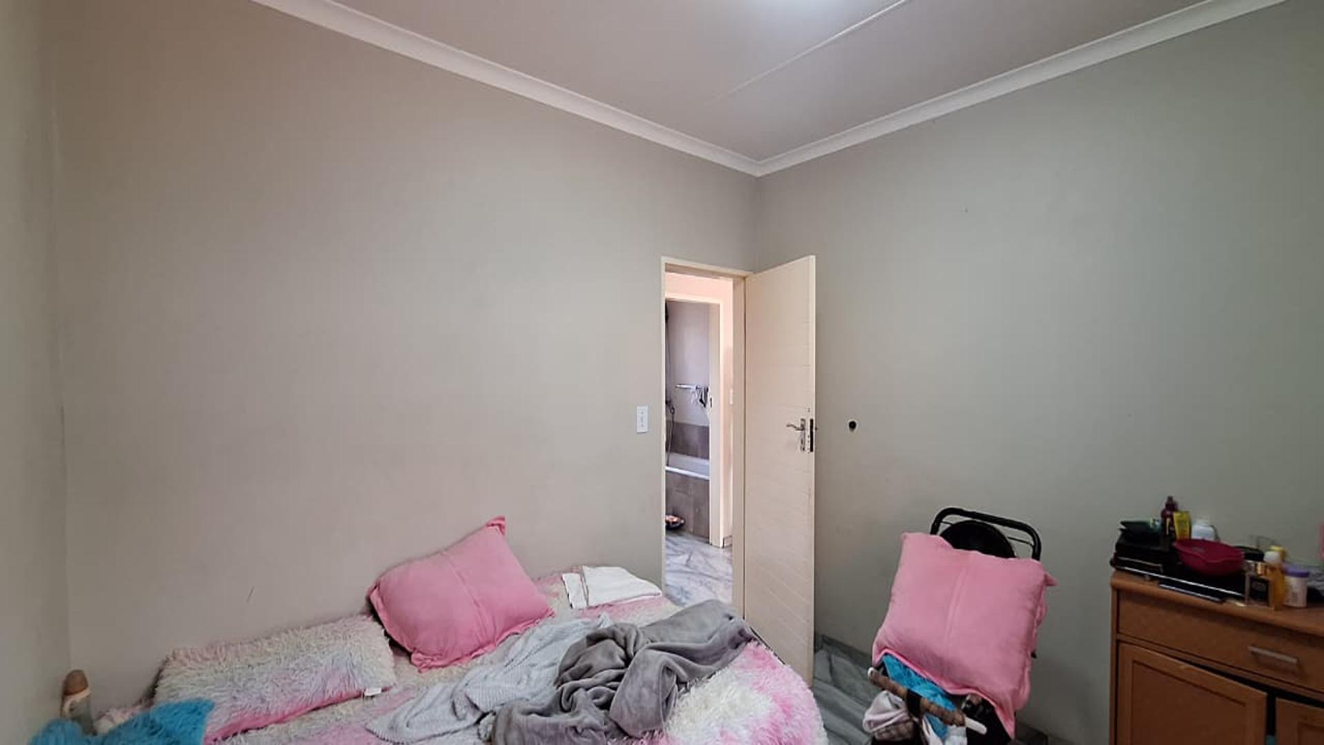 Bed Room 2 - 8 square meters of property in Lehae