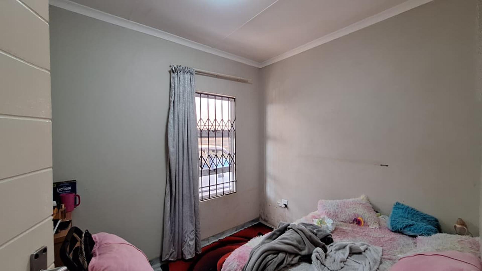 Bed Room 2 - 8 square meters of property in Lehae