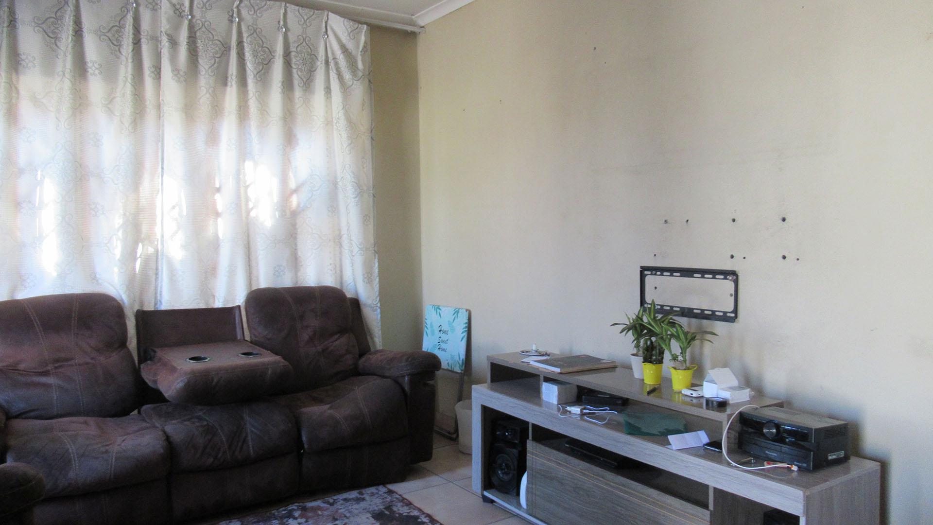 Lounges - 16 square meters of property in Birch Acres