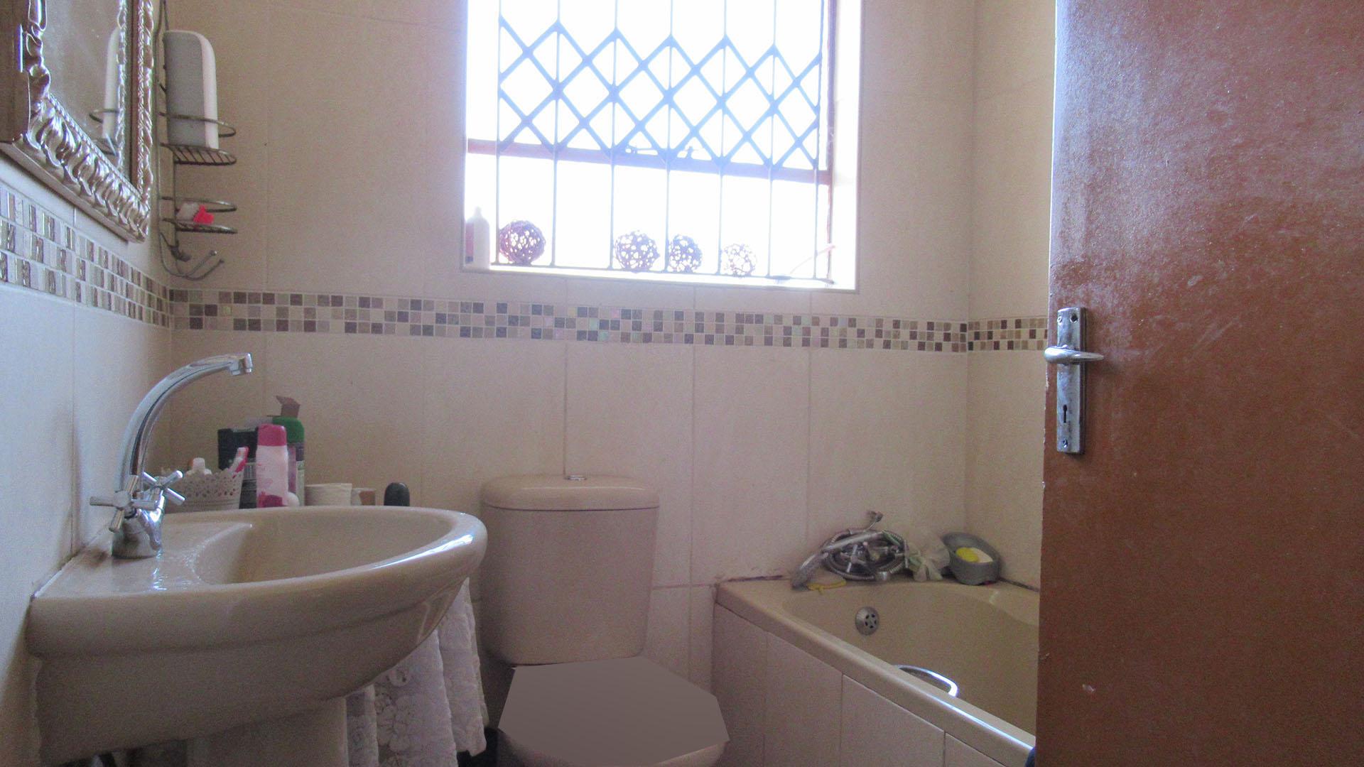 Bathroom 1 - 5 square meters of property in Birch Acres