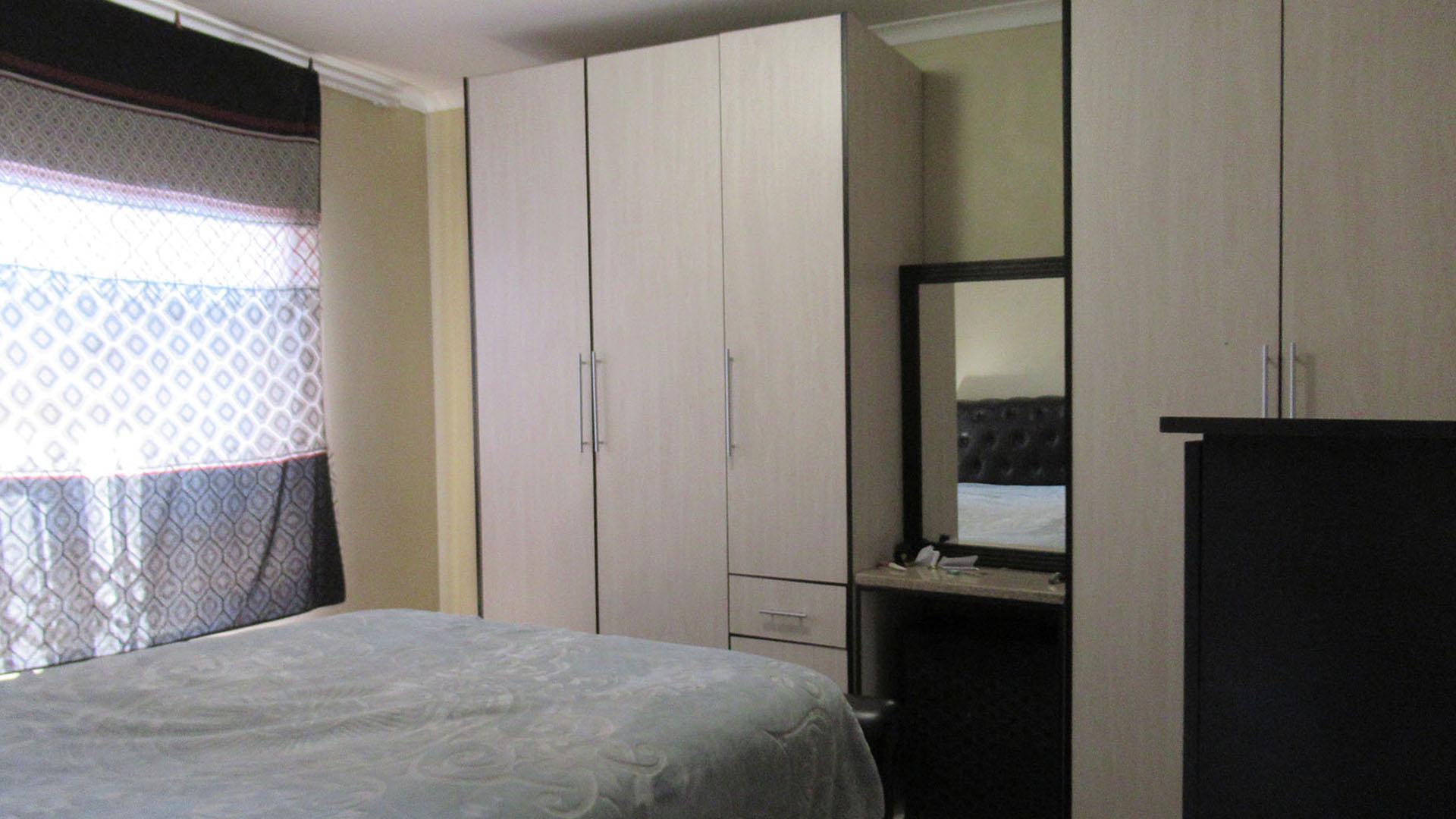 Main Bedroom - 17 square meters of property in Birch Acres