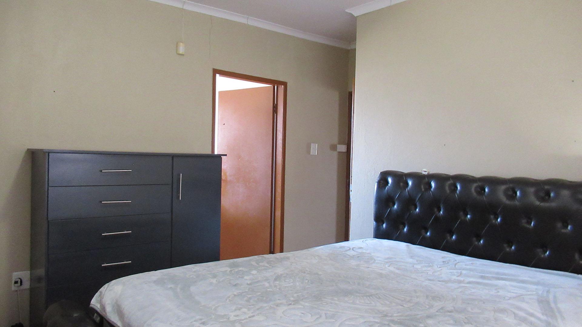 Main Bedroom - 17 square meters of property in Birch Acres