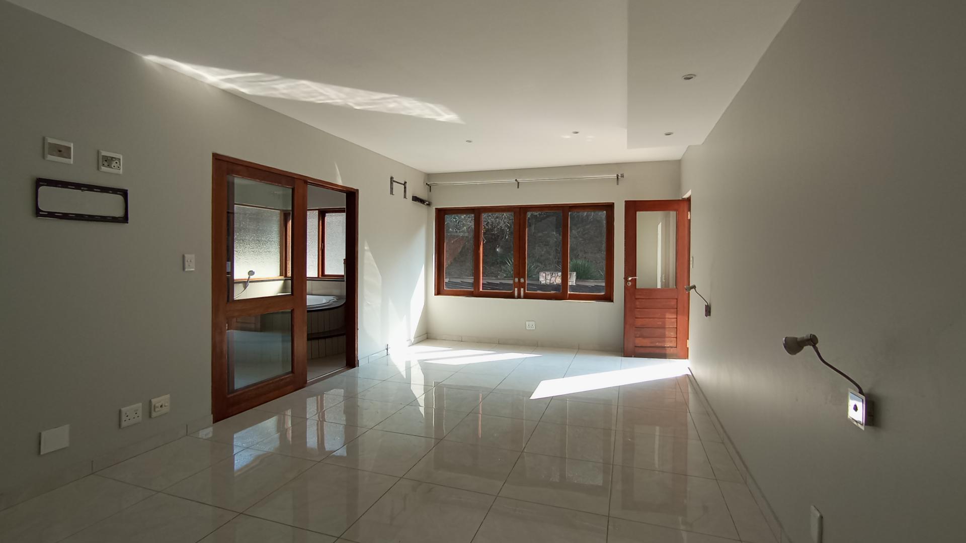 Main Bedroom - 33 square meters of property in Hartbeespoort
