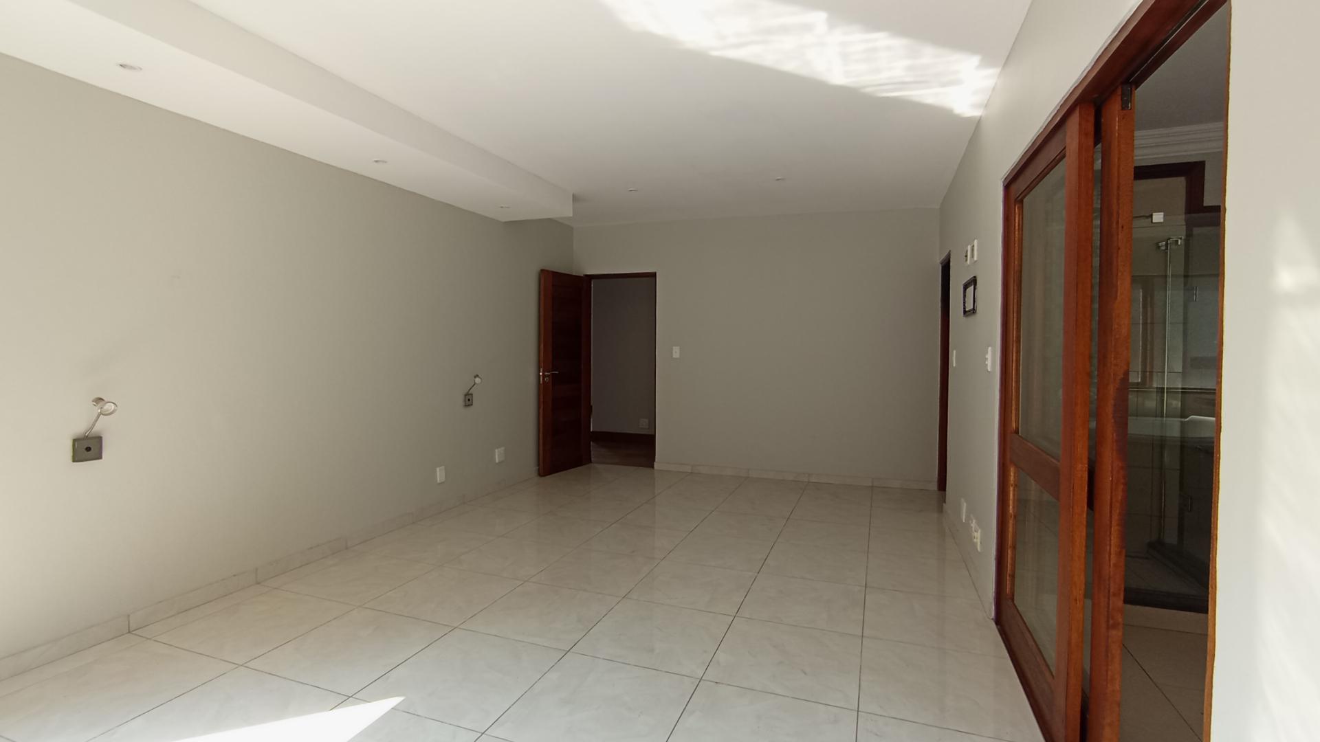 Main Bedroom - 33 square meters of property in Hartbeespoort