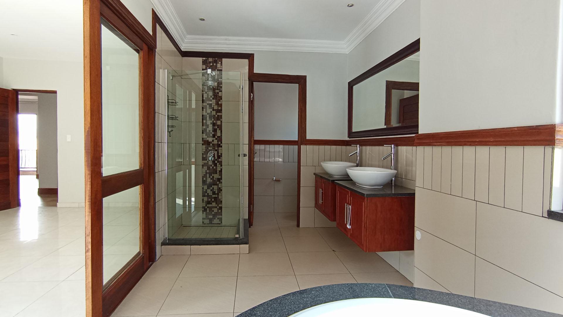 Main Bathroom - 15 square meters of property in Hartbeespoort