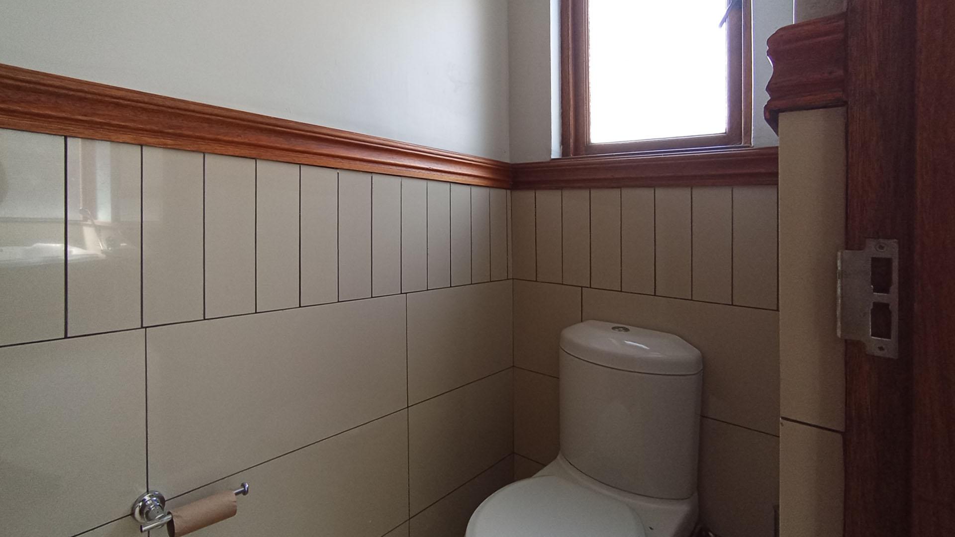 Main Bathroom - 15 square meters of property in Hartbeespoort