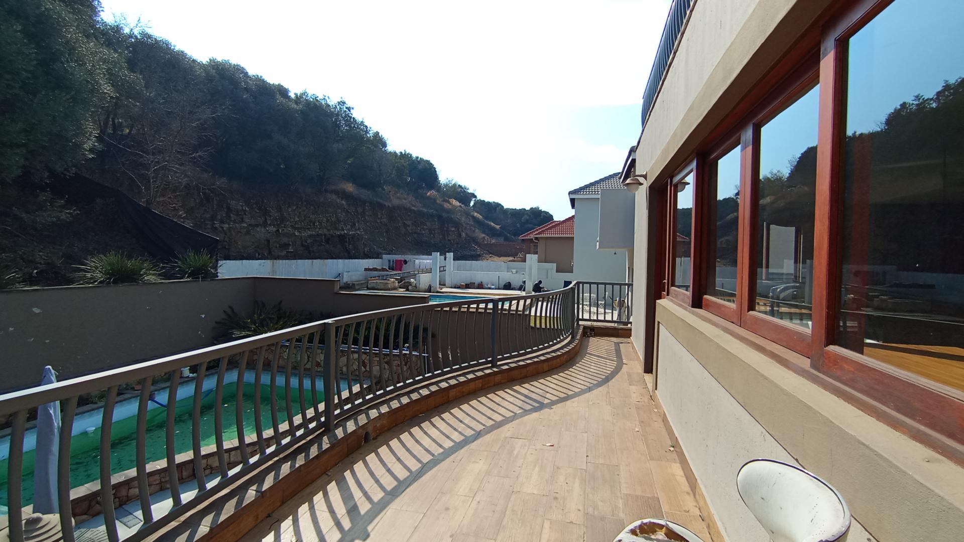 Balcony - 92 square meters of property in Hartbeespoort