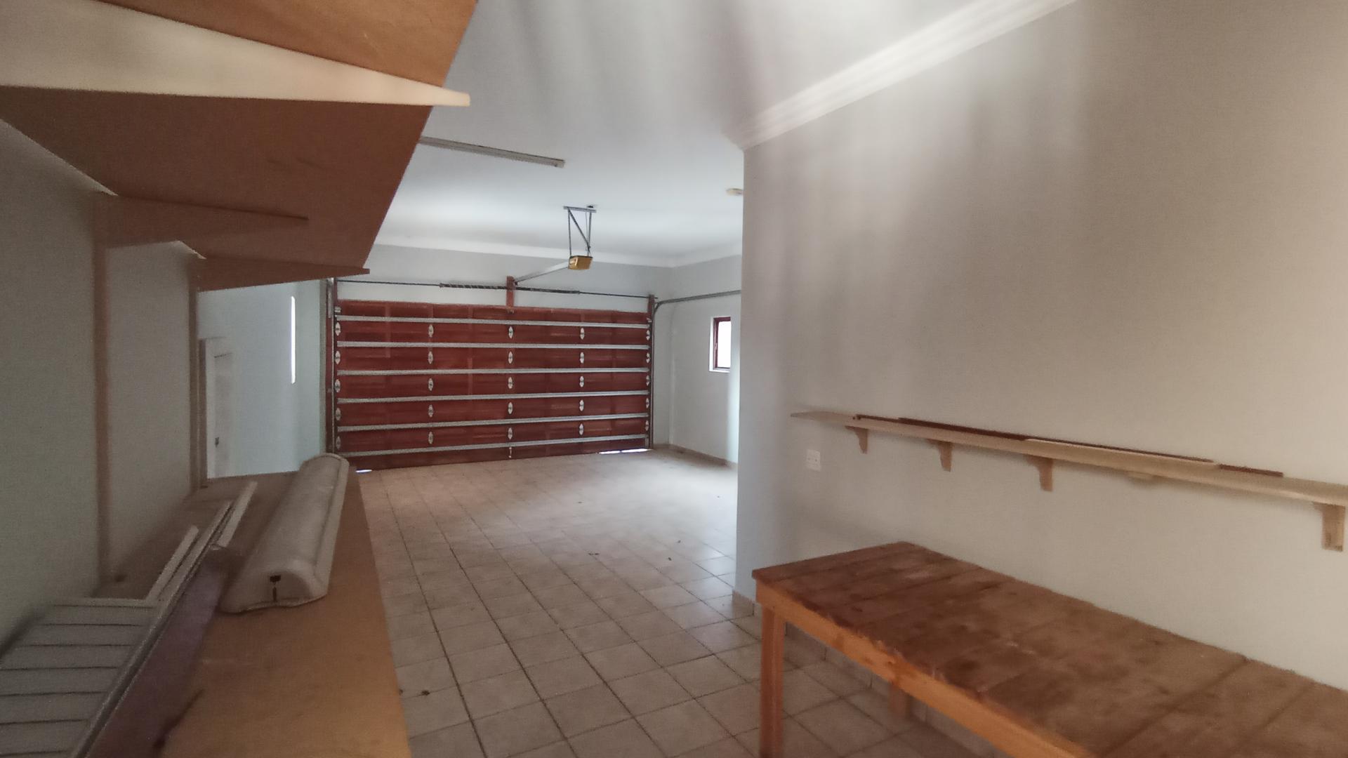Garage - 58 square meters of property in Hartbeespoort