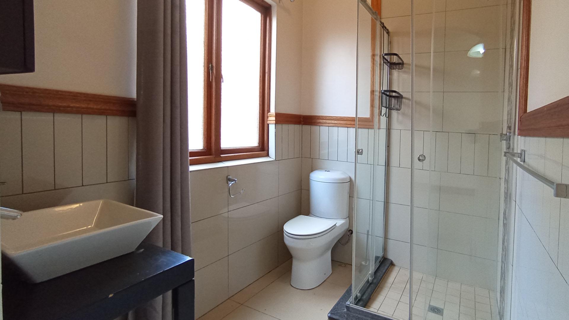 Bathroom 1 - 6 square meters of property in Hartbeespoort