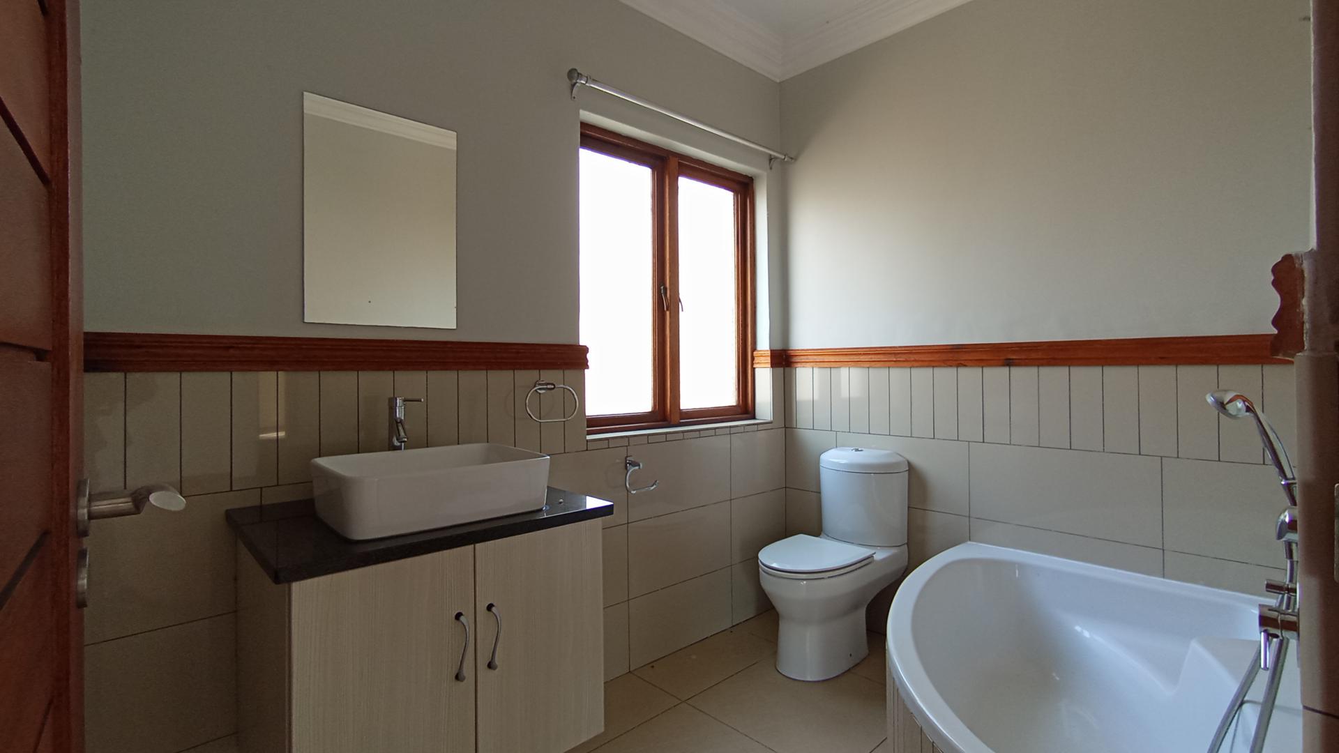 Bathroom 3+ - 20 square meters of property in Hartbeespoort