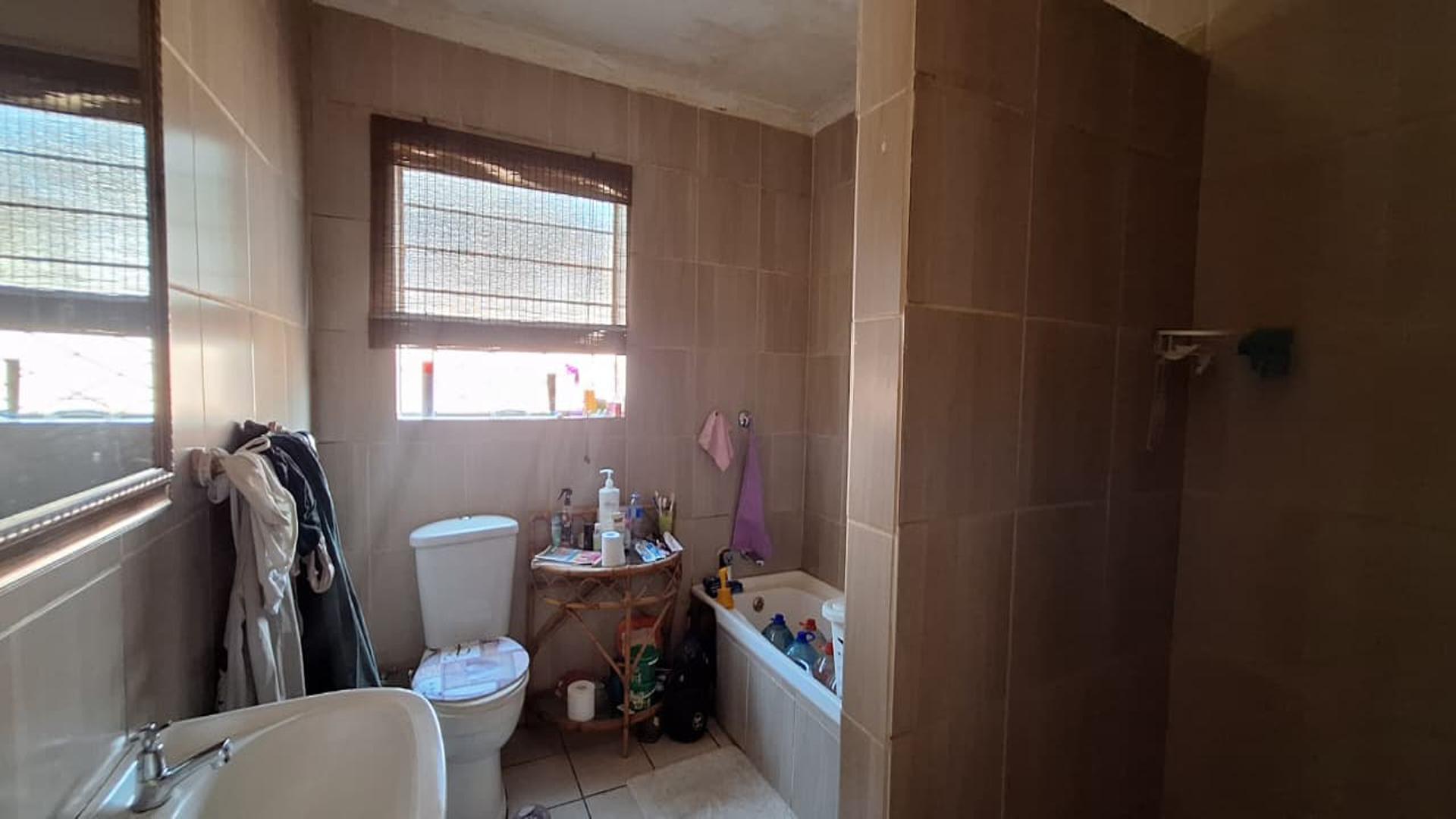 Bathroom 1 - 9 square meters of property in Georginia