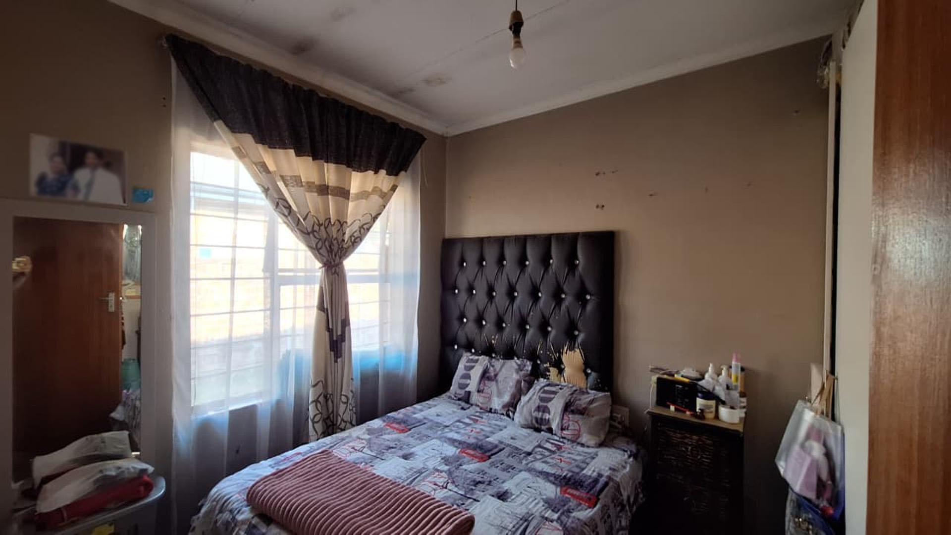 Bed Room 1 - 21 square meters of property in Georginia