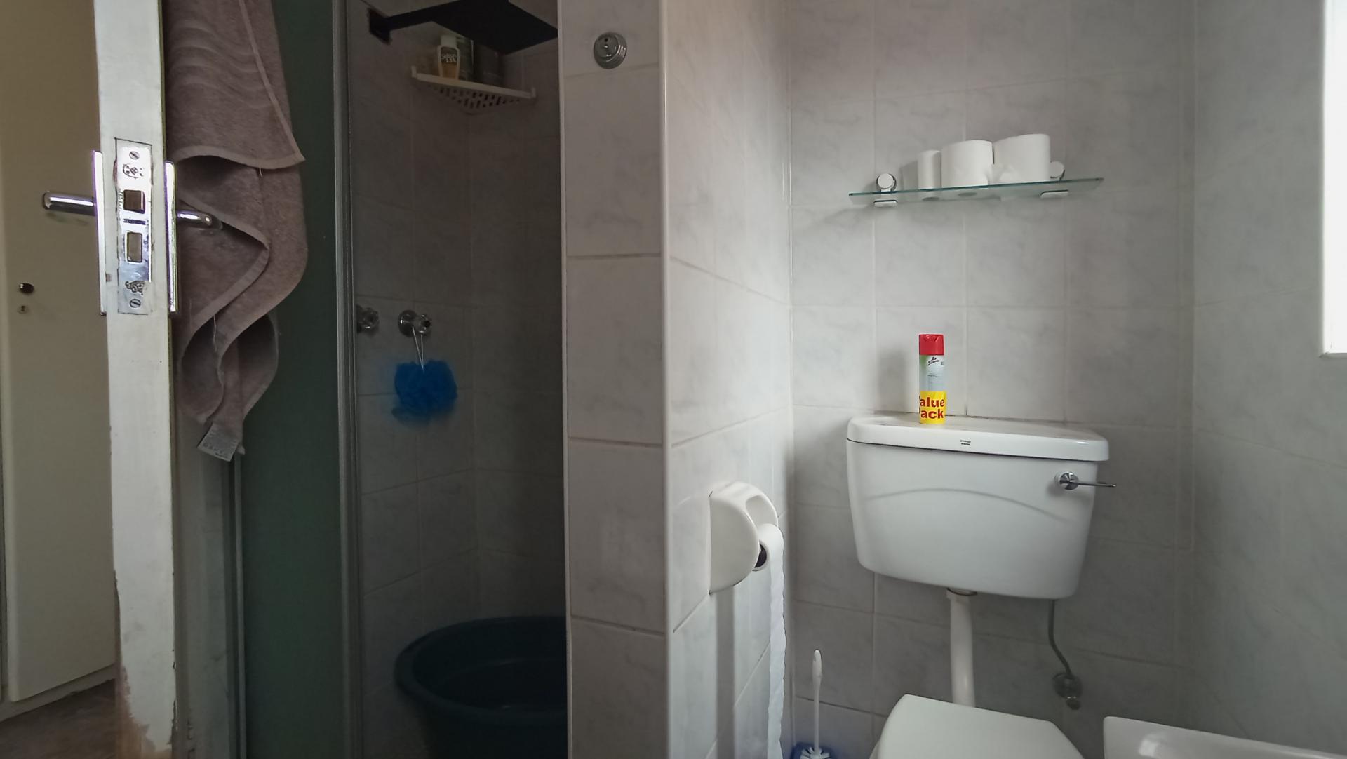 Bathroom 1 - 4 square meters of property in Doornpoort