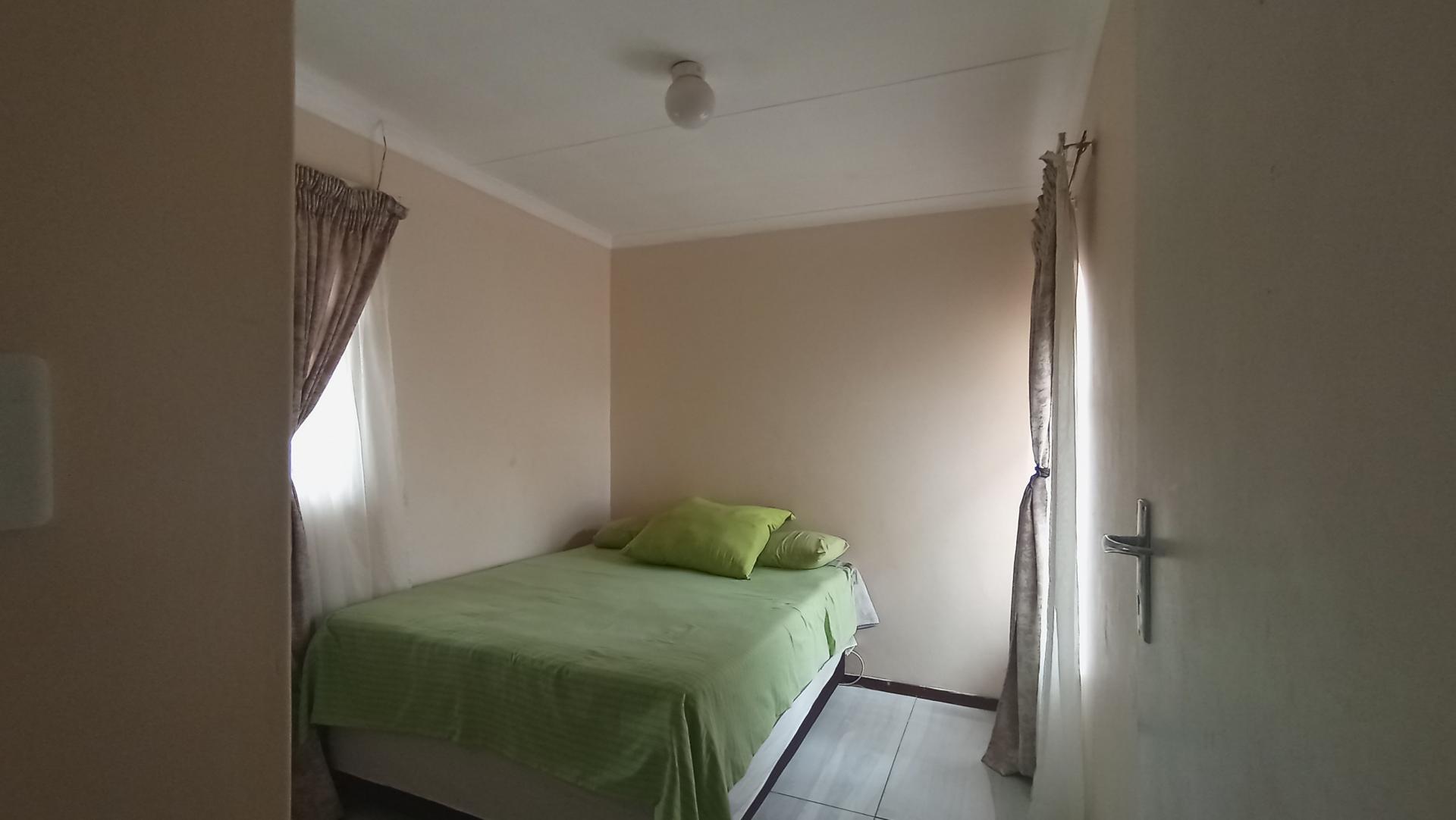 Bed Room 1 - 9 square meters of property in Doornpoort