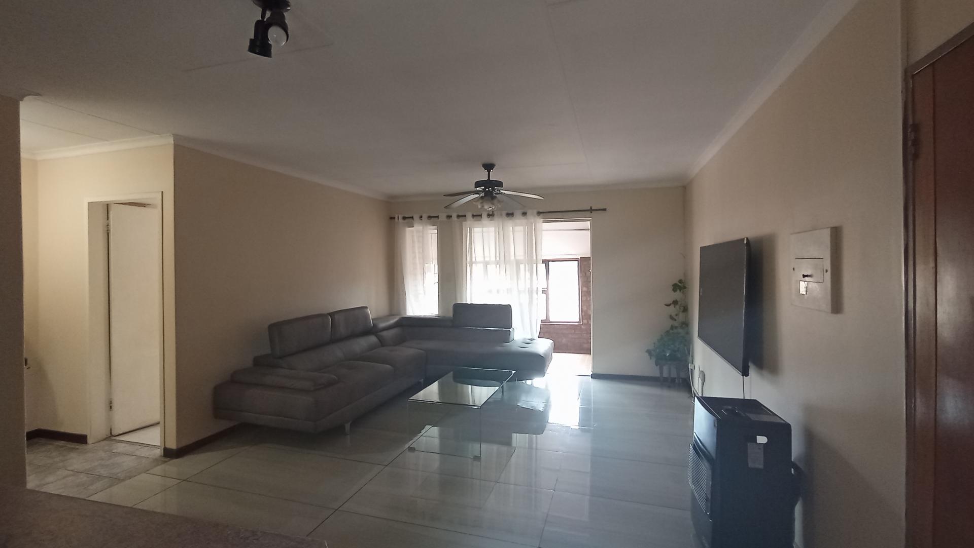 Lounges - 24 square meters of property in Doornpoort