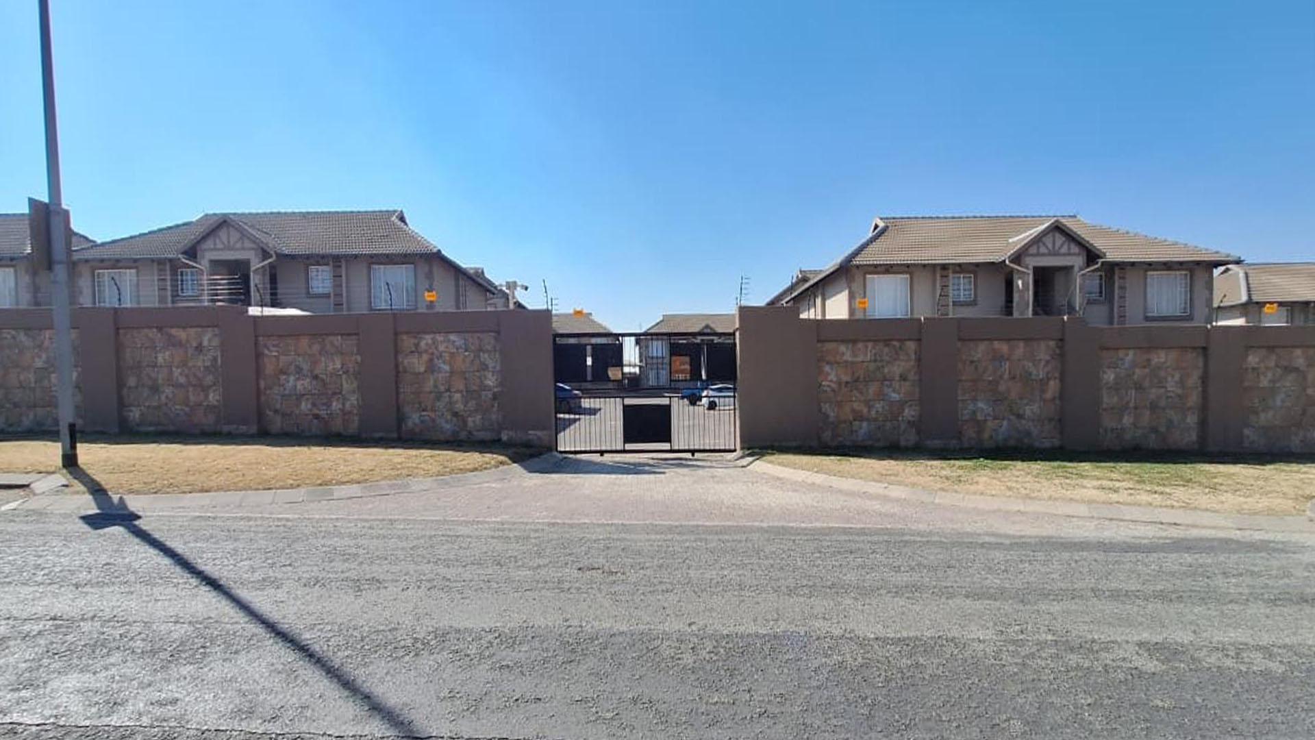 Front View of property in Minnebron
