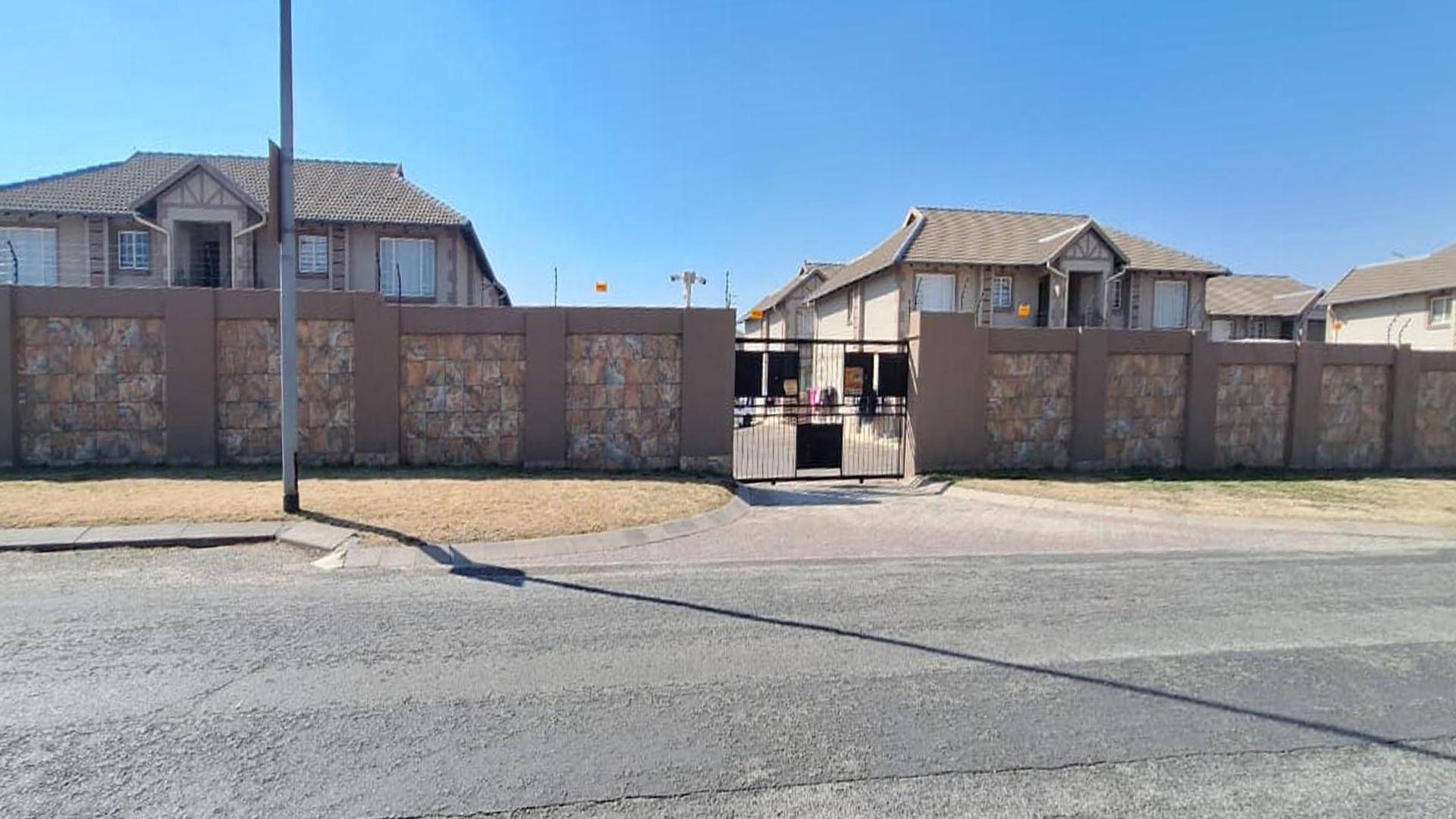 Front View of property in Minnebron