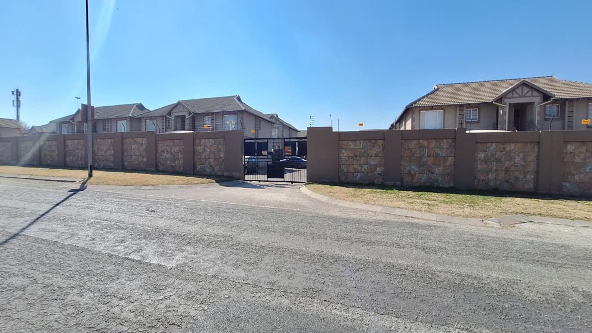 Front View of property in Minnebron