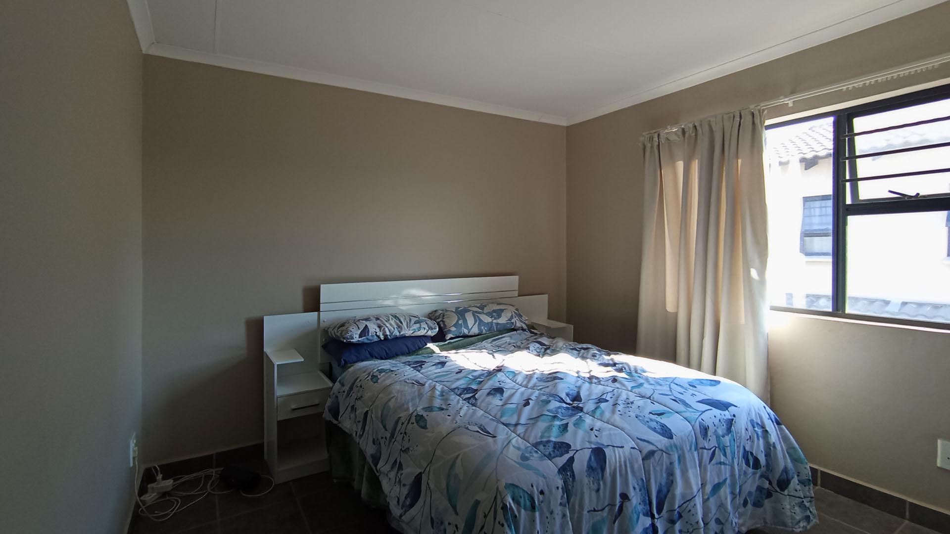 Main Bedroom - 15 square meters of property in Summerset