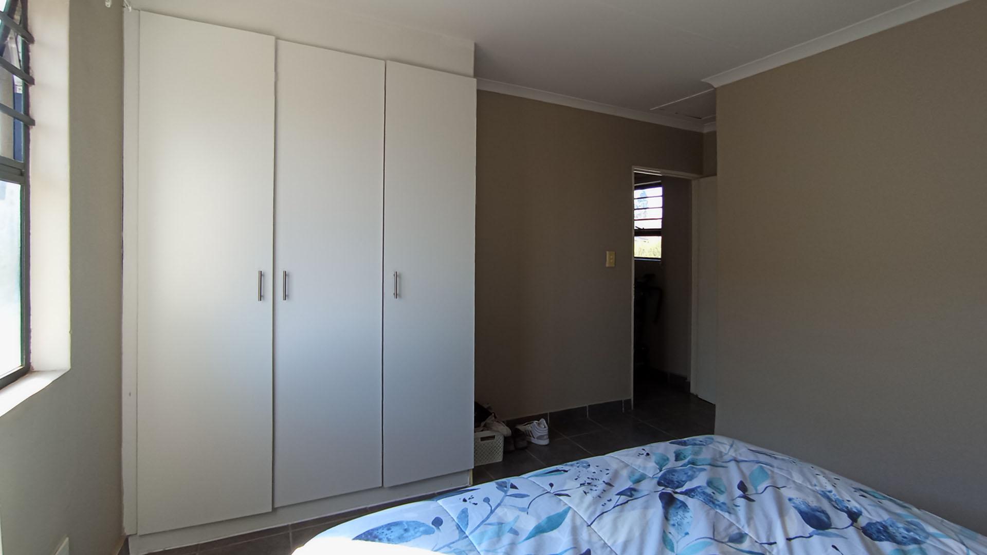 Main Bedroom - 15 square meters of property in Summerset