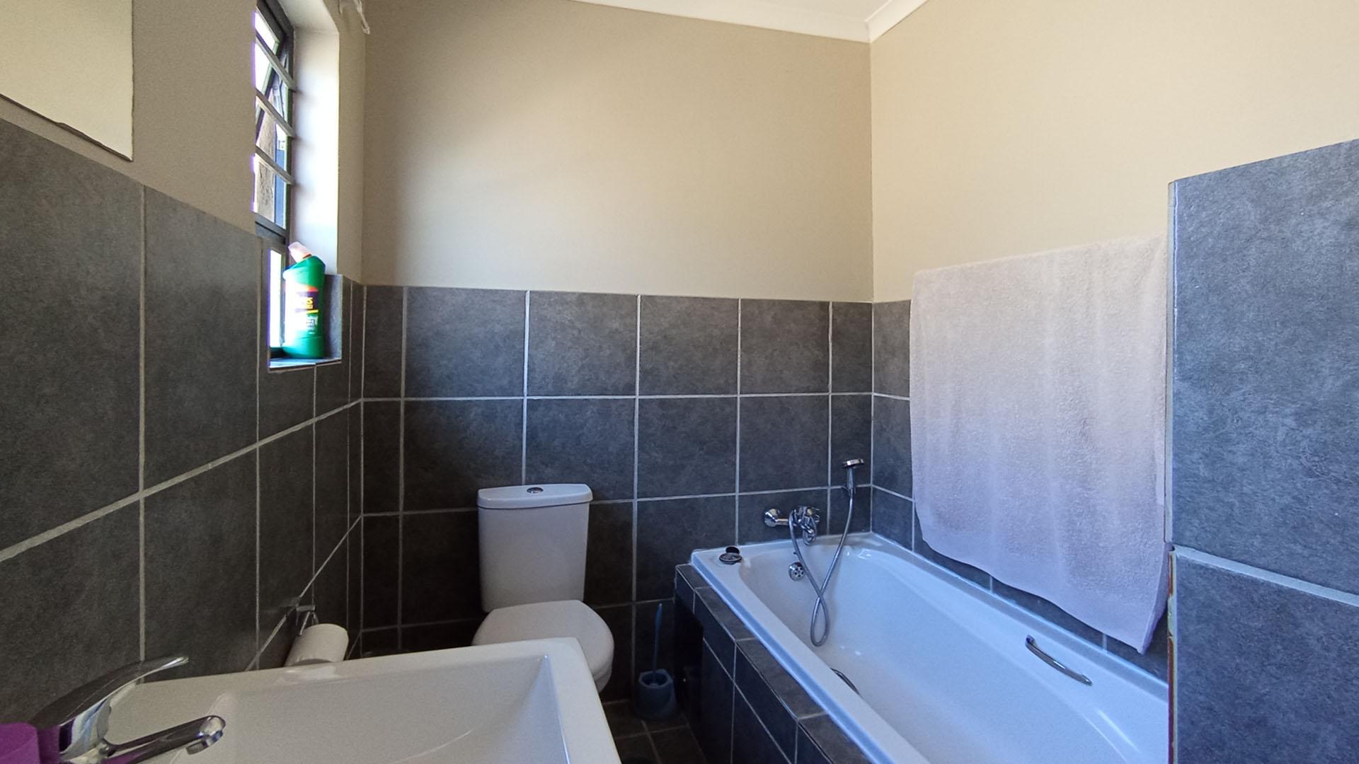 Main Bathroom - 7 square meters of property in Summerset