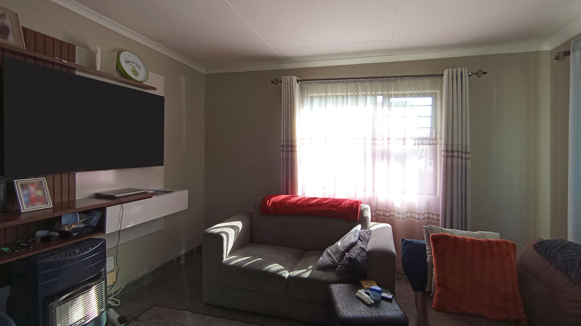 Lounges - 14 square meters of property in Summerset