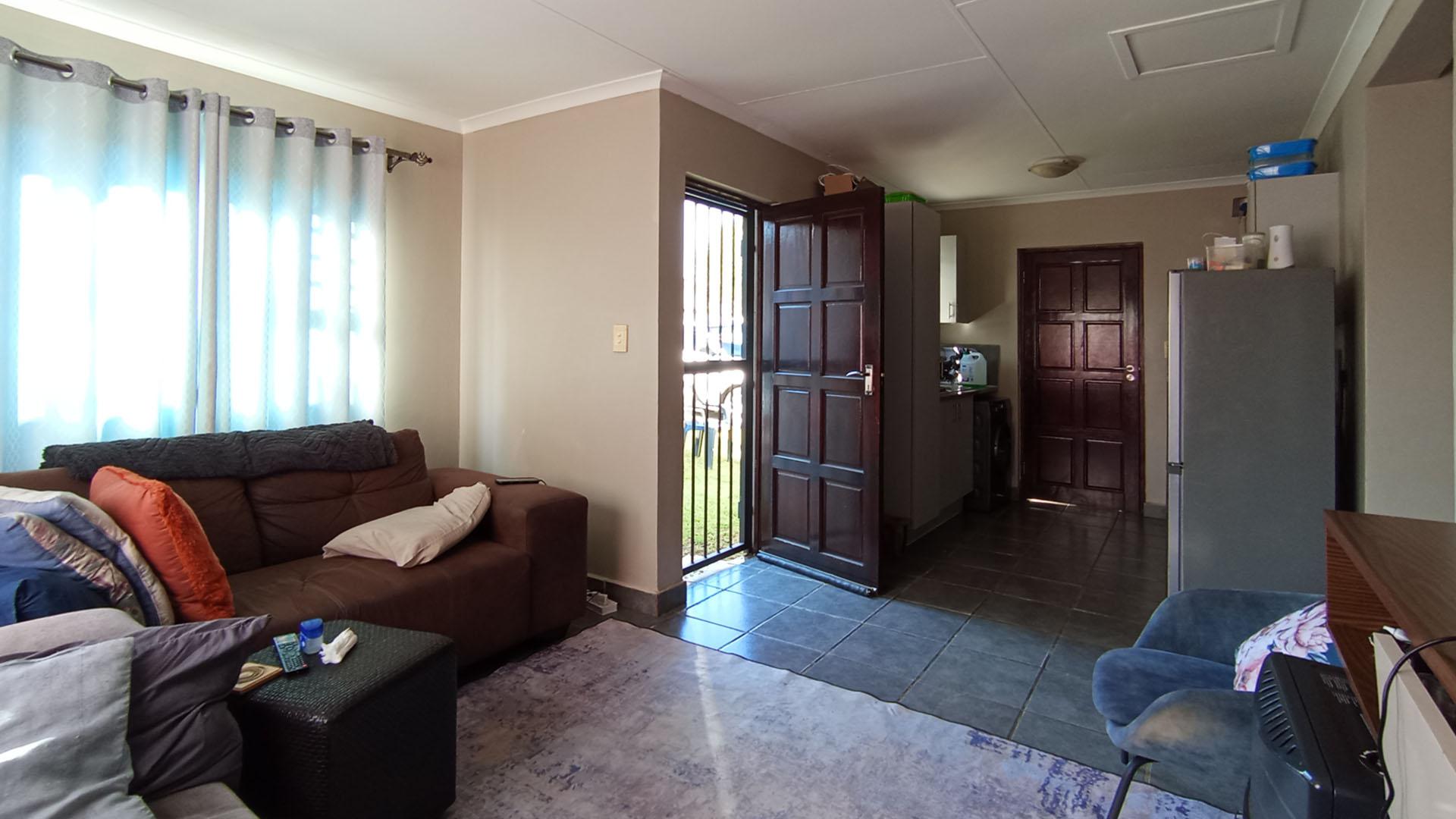 Lounges - 14 square meters of property in Summerset
