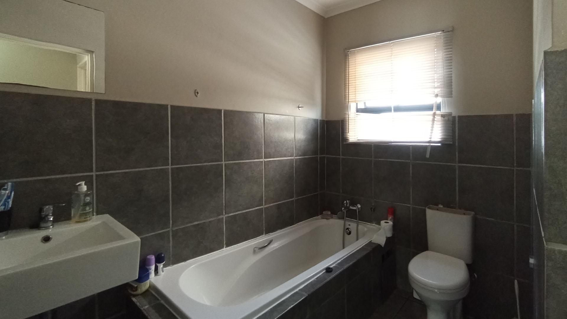 Bathroom 1 - 5 square meters of property in Summerset