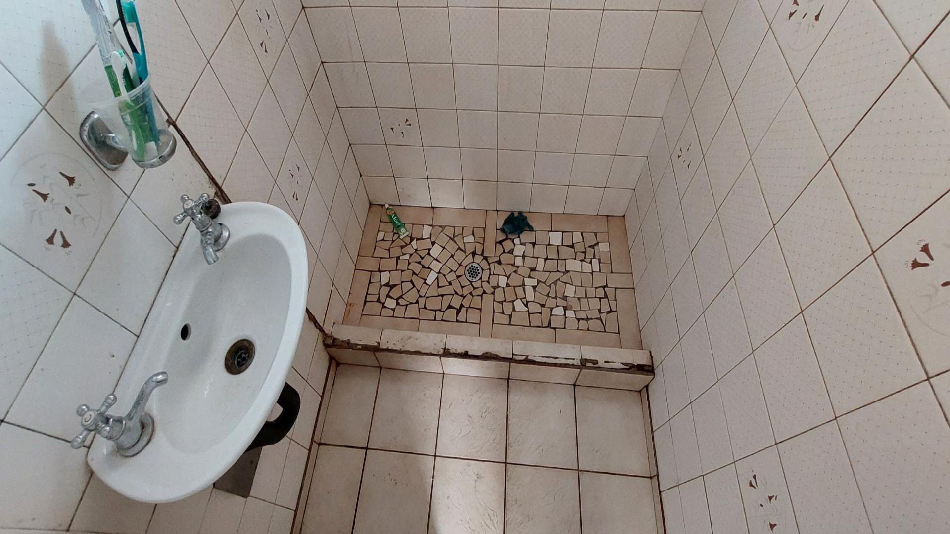 Bathroom 2 of property in Weavind Park