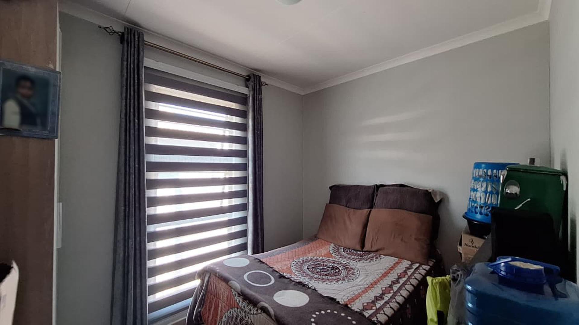 Bed Room 1 - 11 square meters of property in Sky City