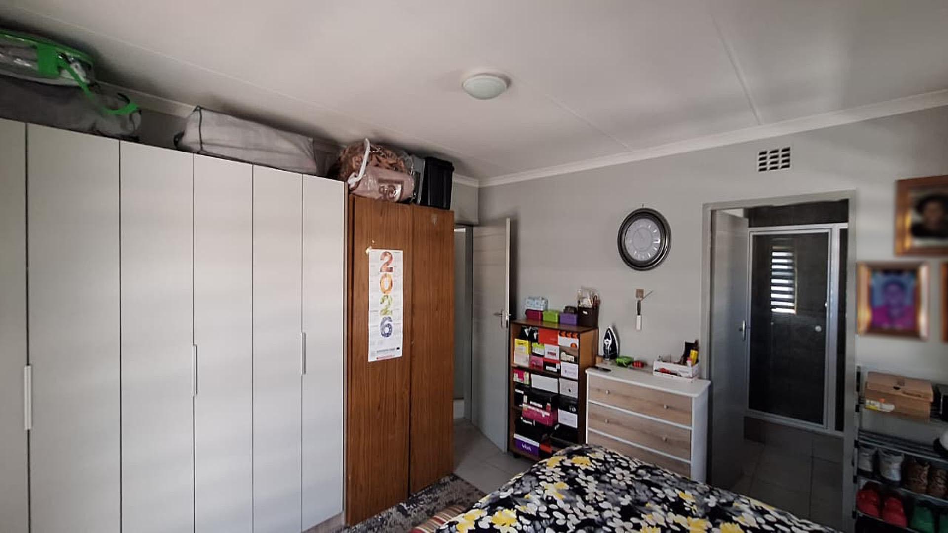 Main Bedroom - 19 square meters of property in Sky City