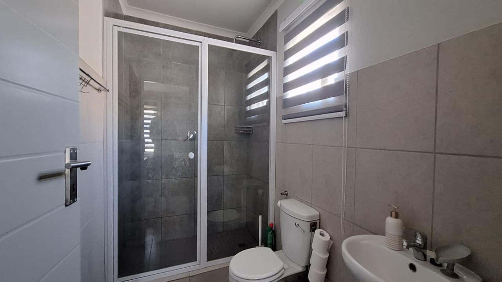 Main Bathroom - 5 square meters of property in Sky City