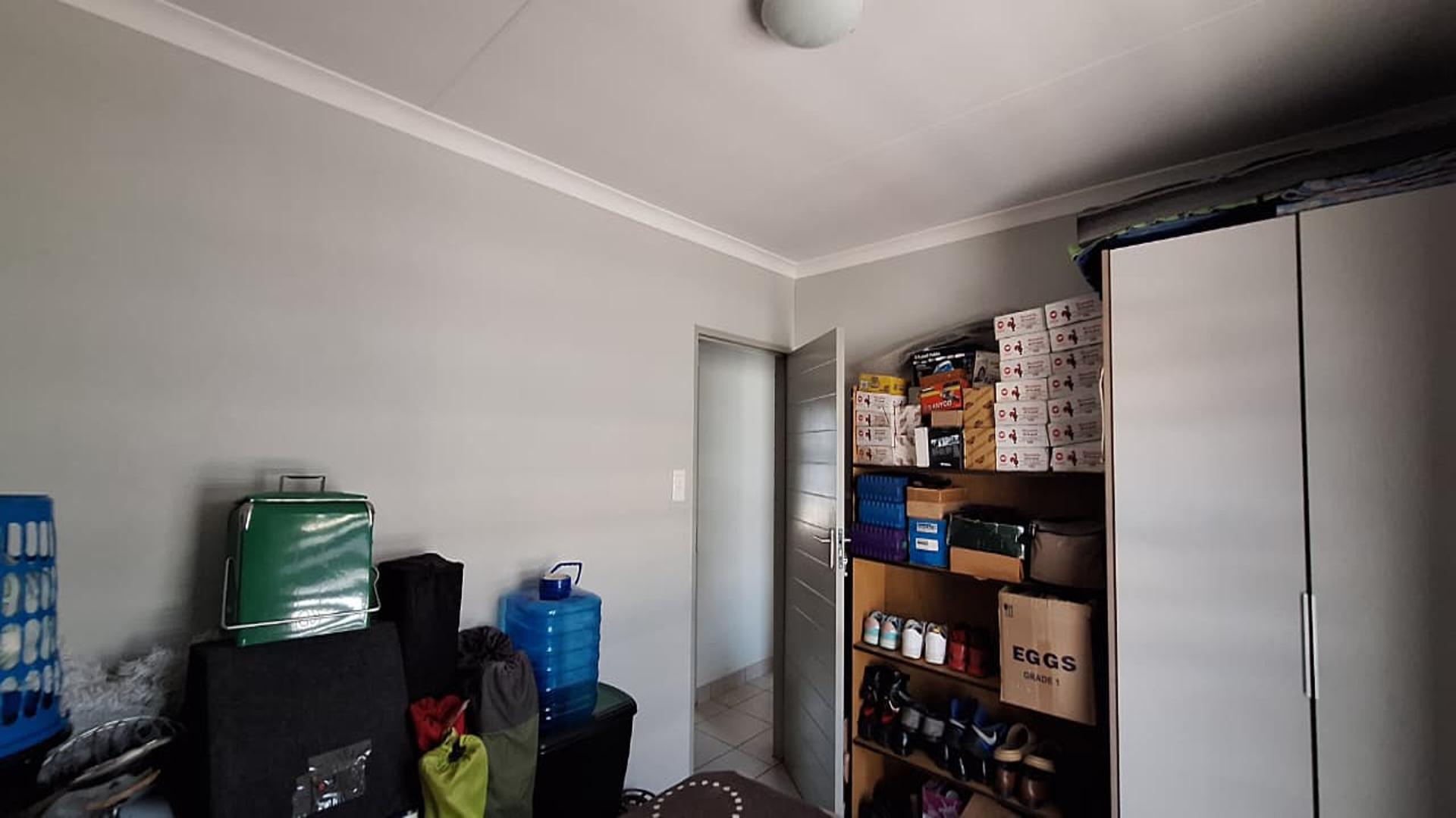 Bed Room 1 - 11 square meters of property in Sky City